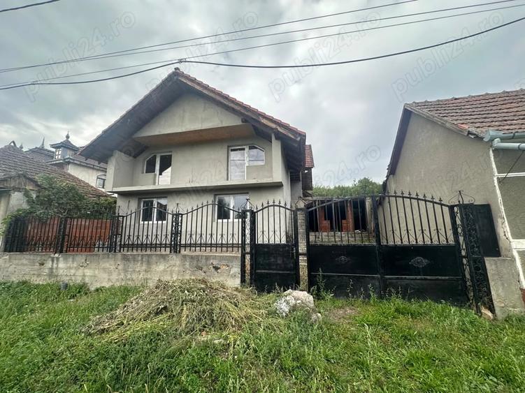 Casă cu 5 camere cu Teren 700 Mp în Tinca