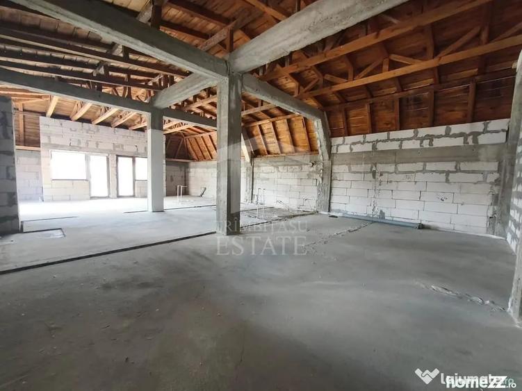 Casă cu 7 camere cu Teren 480 Mp în Lumina