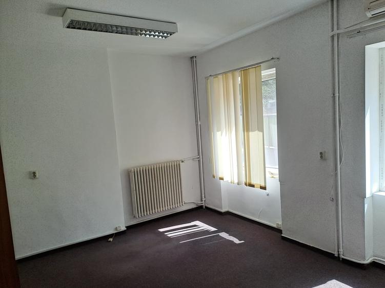 Casă individuală cu 13 camere cu Canalizare în Centrul Istoric