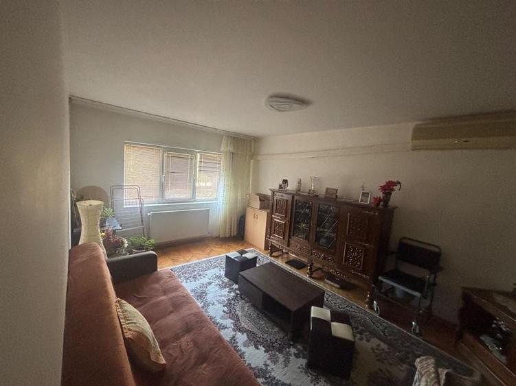Apartament cu 3 camere decomandat în Alfa