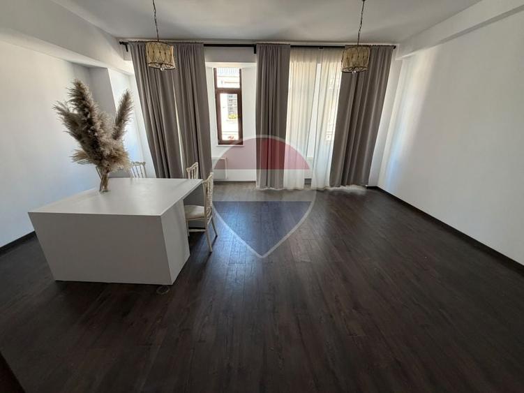 Birou, de 38,600 mp, în Central
