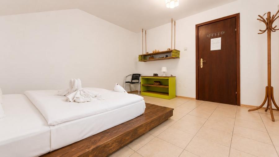 Casă individuală cu 7 camere cu Canalizare în Corbu