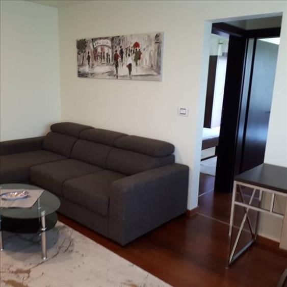 Apartament cu 3 camere semidecomandat, mobilat în Centrul Bancar
