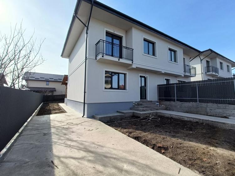 Duplex cu 4 camere cu Canalizare în Popas Păcurari