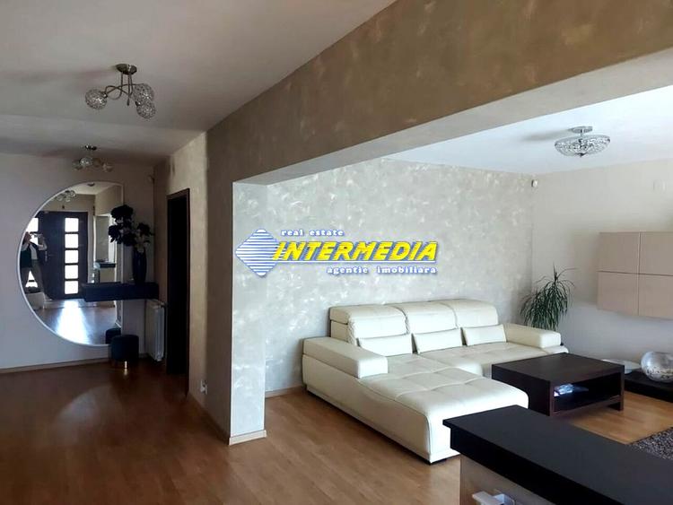 Casă individuală cu 4 camere cu Garaj în Central