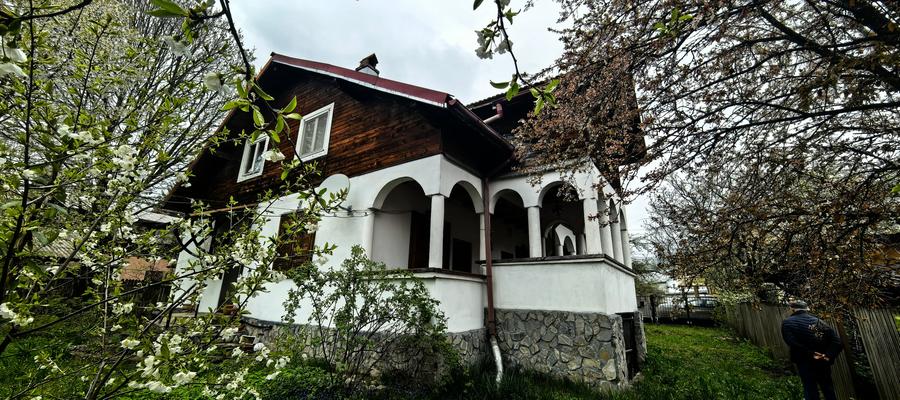Casă individuală cu 6 camere cu Teren 593 Mp în Est