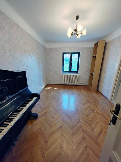 Casă individuală cu 7 camere cu Garaj în Lacul Tei