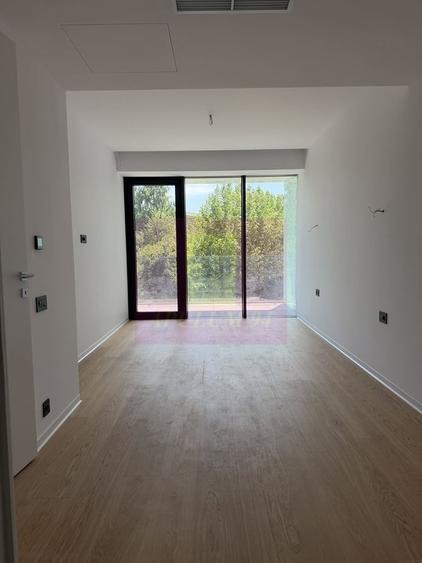 Apartament cu 4 camere decomandat în Lacul Tei