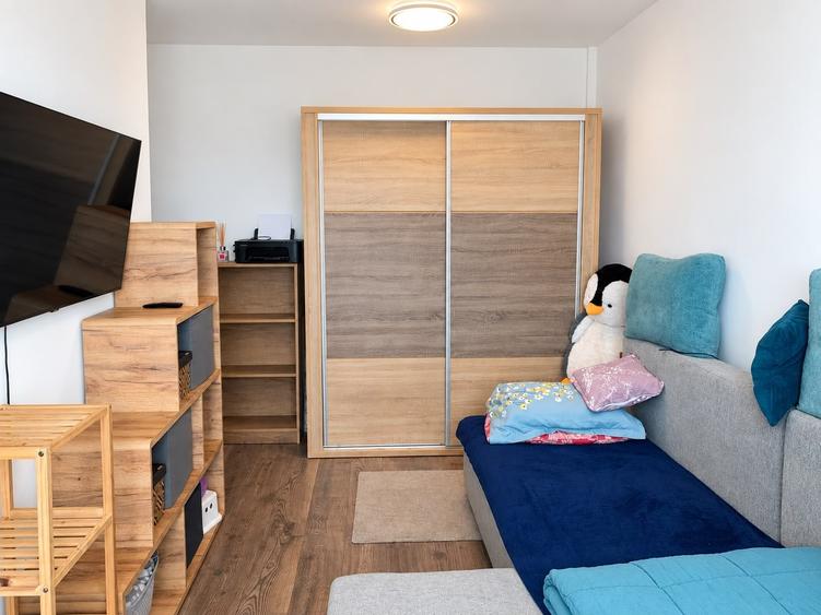 Apartament cu 3 camere semidecomandat, mobilat în Florești