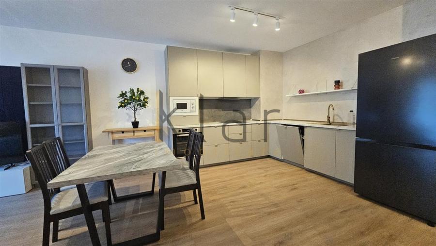 Apartament cu 3 camere semidecomandat, mobilat în Semicentral