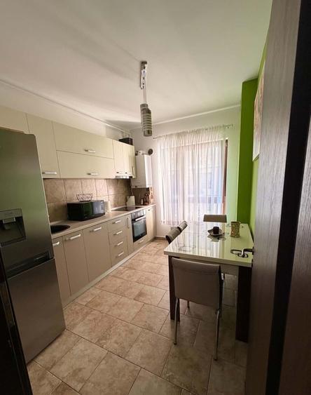 Apartament cu 3 camere semidecomandat în Berceni