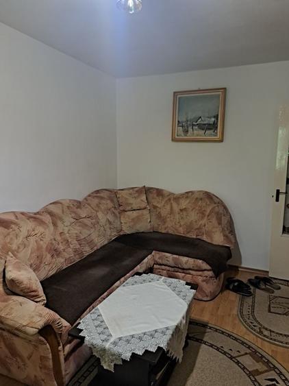 Apartament cu 3 camere semidecomandat în Dâmbu Pietros
