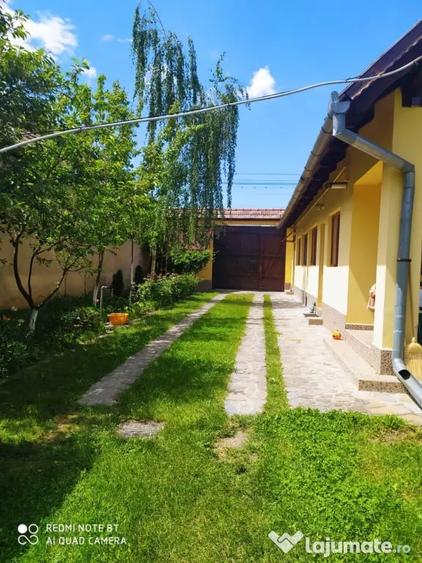 Casă cu 5 camere în Petrești