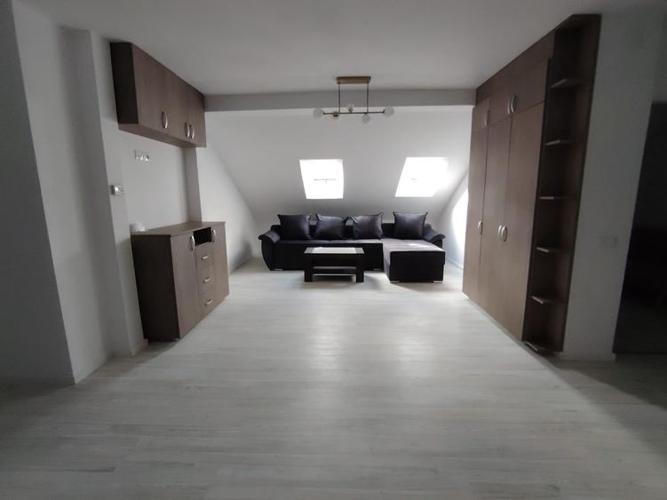 Apartament cu 4 camere semidecomandat în Florești