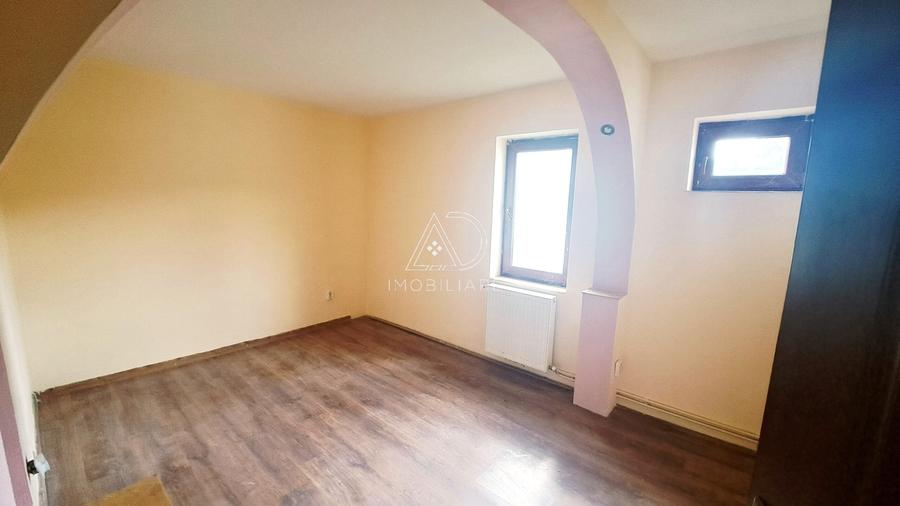 Casă individuală cu 9 camere cu Teren 96 Mp în Central