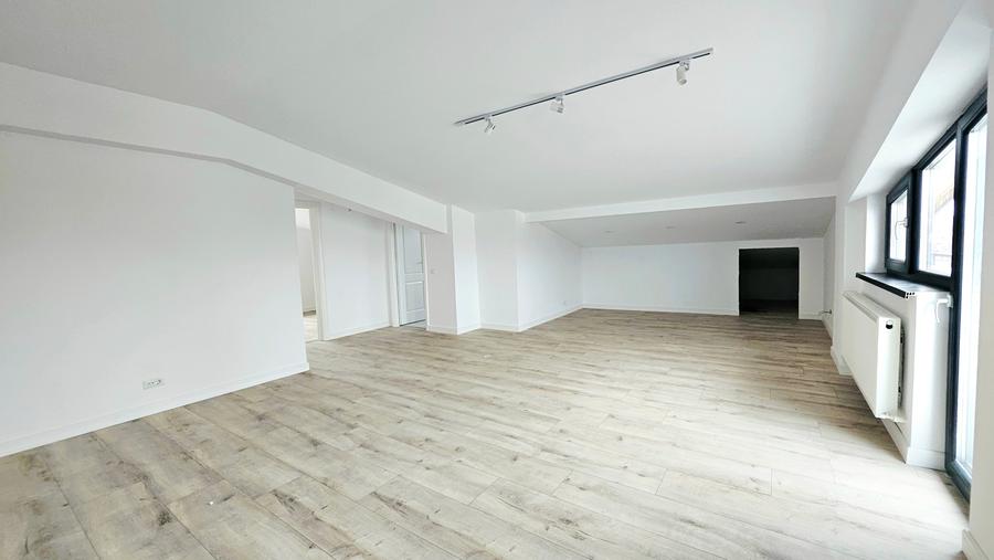 Apartament cu 3 camere semidecomandat în Matei Voievod
