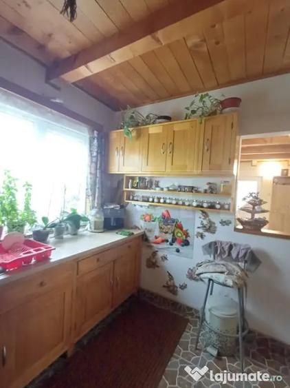 Casă cu 5 camere cu Teren 2800 Mp în Moldovenești