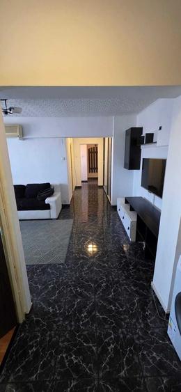 Apartament cu 3 camere semidecomandat în Titan