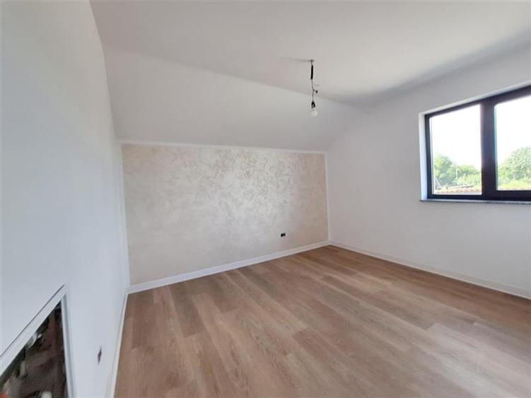 Casă cu 4 camere cu Teren 430 Mp în 9 Mai