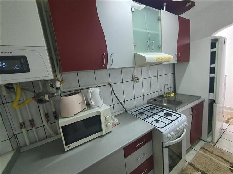 Apartament cu 3 camere semidecomandat, mobilat în Central