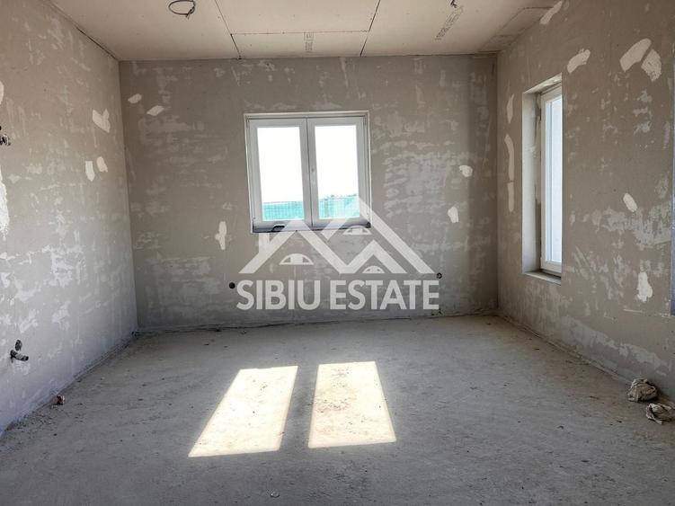 Duplex cu 4 camere cu Canalizare în Mohu