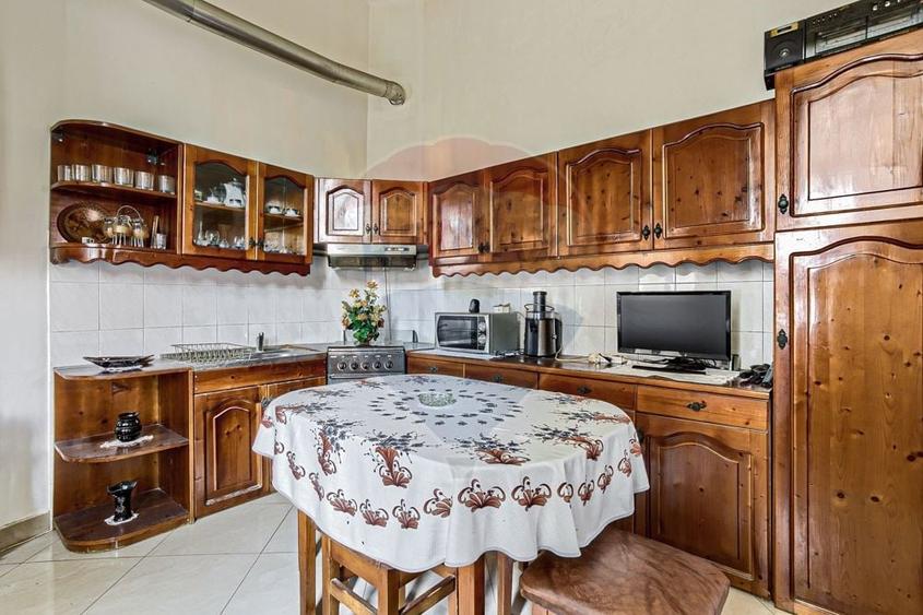 Apartament cu 4 camere semidecomandat, mobilat în Central