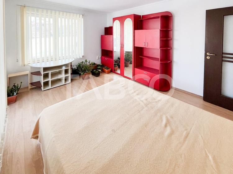 Apartament cu 3 camere semidecomandat, mobilat în Bună Ziua