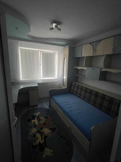 Apartament cu 3 camere semidecomandat în Ostroveni