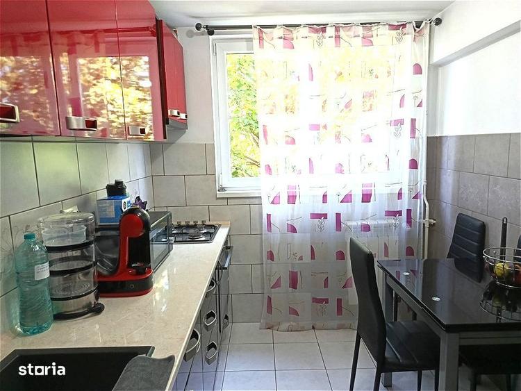 Apartament cu 3 camere semidecomandat în Titan