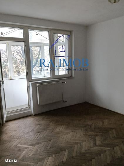 Apartament cu 3 camere semidecomandat în Republicii