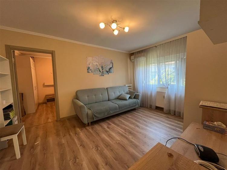 Apartament cu 3 camere semidecomandat în Rogerius