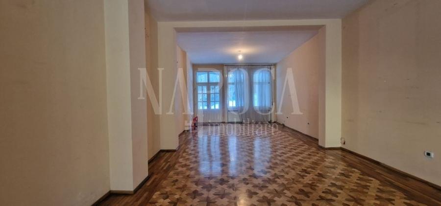 Casă individuală cu 7 camere cu Canalizare în Central