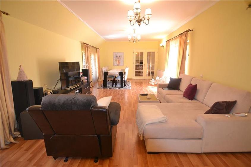 Casă individuală cu 7 camere cu Teren 1723 Mp în Hărman