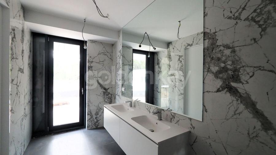 Apartament cu 3 camere semidecomandat în Aviatorilor