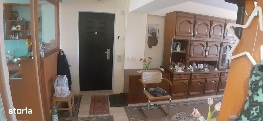 Apartament cu 3 camere decomandat în Răcădău