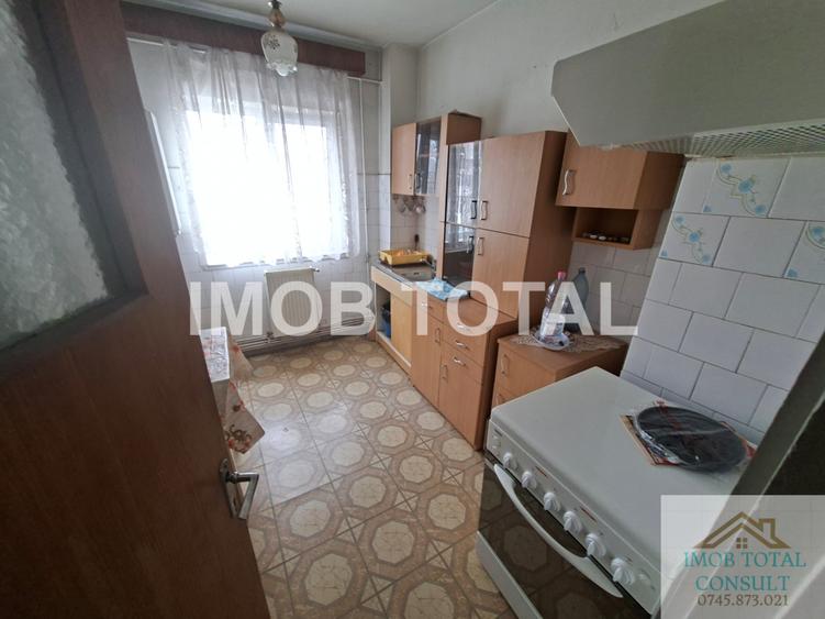 Apartament cu 3 camere semidecomandat în Găvana 2