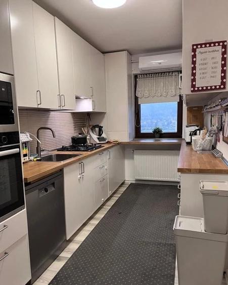 Apartament cu 4 camere decomandat în Noua