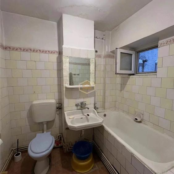 Apartament cu 3 camere semidecomandat în Micro 16