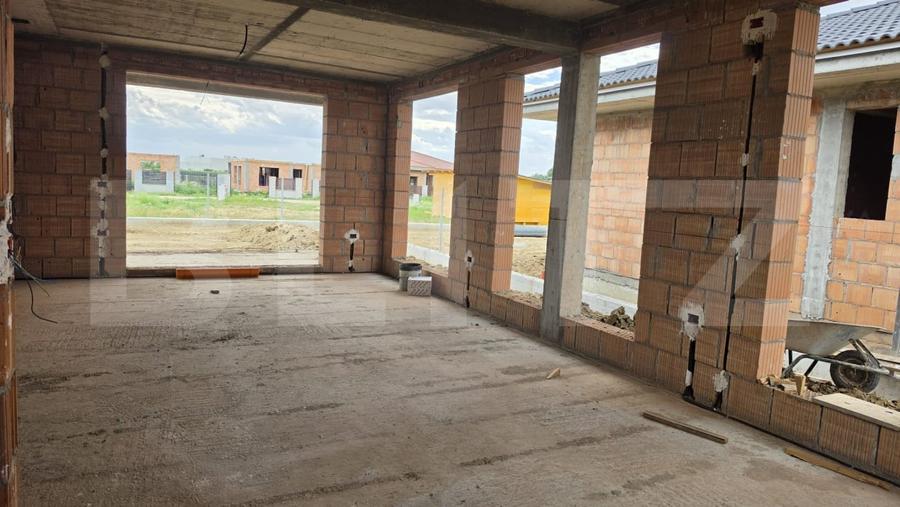 Casă individuală cu 4 camere cu Canalizare în Vest