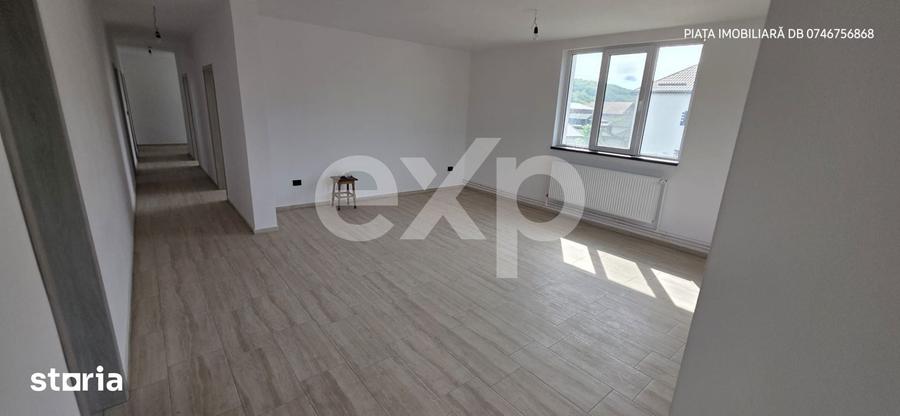 Casă cu 8 camere cu Teren 1388 Mp în Voinești