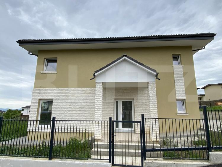 Casă individuală cu 4 camere cu Canalizare în Dezmir