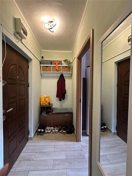 Apartament cu 3 camere semidecomandat, mobilat în Circumvalațiunii