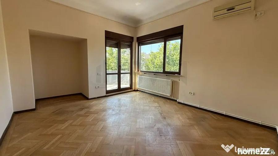 Apartament cu 5 camere decomandat în Victoriei