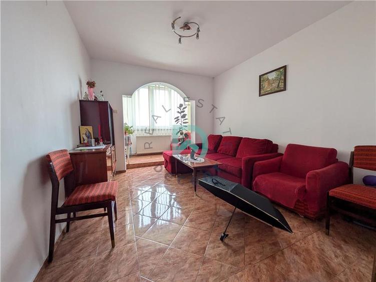 Apartament cu 3 camere decomandat în Astra