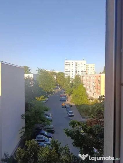Apartament cu 3 camere semidecomandat în Titan
