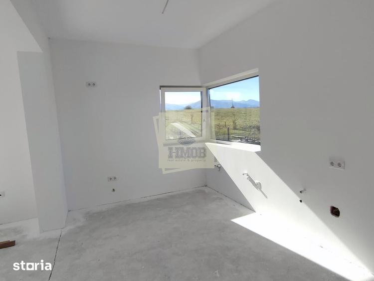 Casă cu 5 camere cu Teren 485 Mp în Cristian