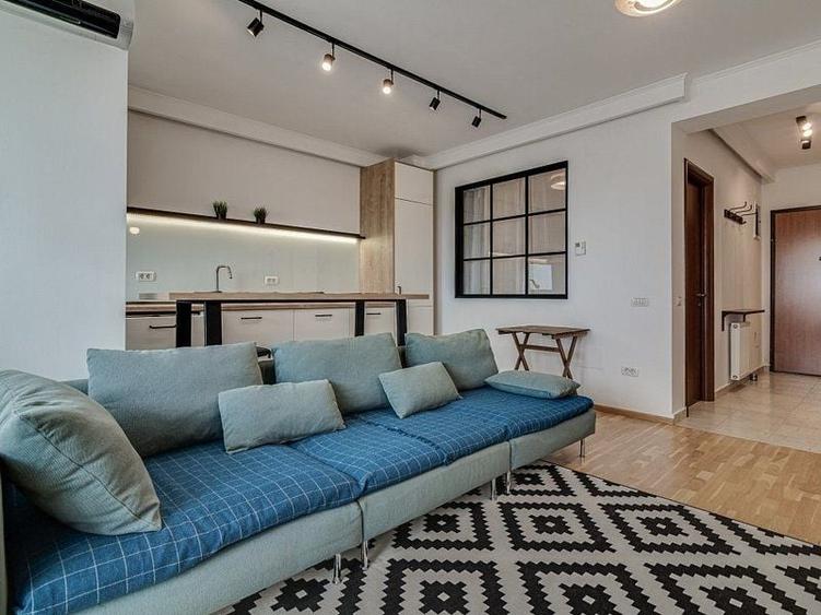 Apartament cu 3 camere semidecomandat, mobilat în Băneasa