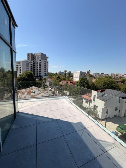 Penthouse cu 4 camere semidecomandat în Timpuri Noi