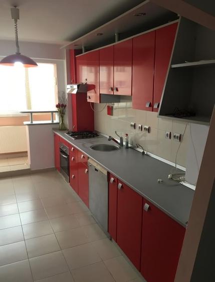 Apartament cu 3 camere decomandat în Telegrafului