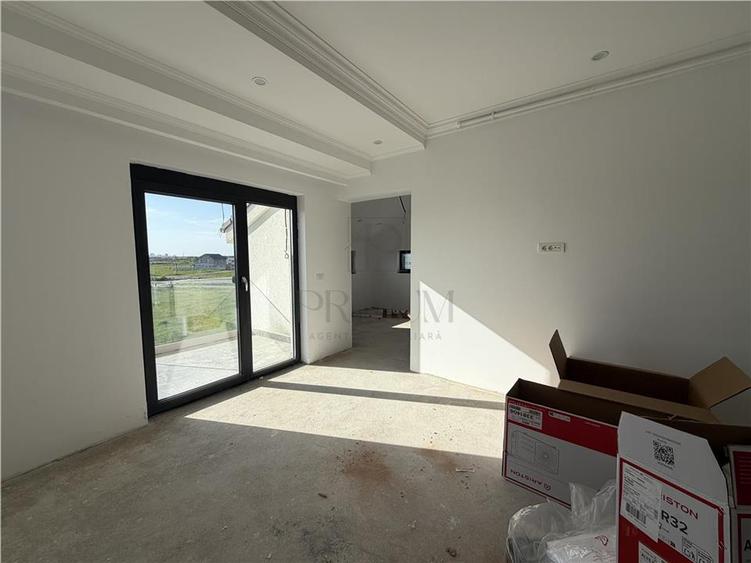 Apartament cu 3 camere semidecomandat în Moșnița Nouă